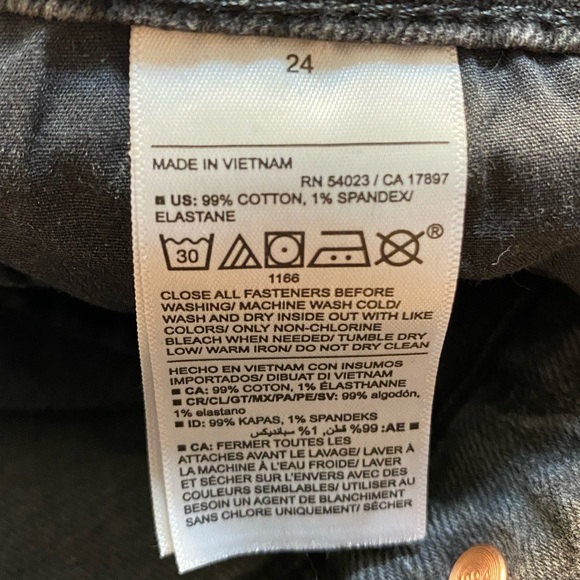 Old Navy mid rise, boyfriend ankle jeans. Size 24. NWT lightly distressed - Picture 3 of 11